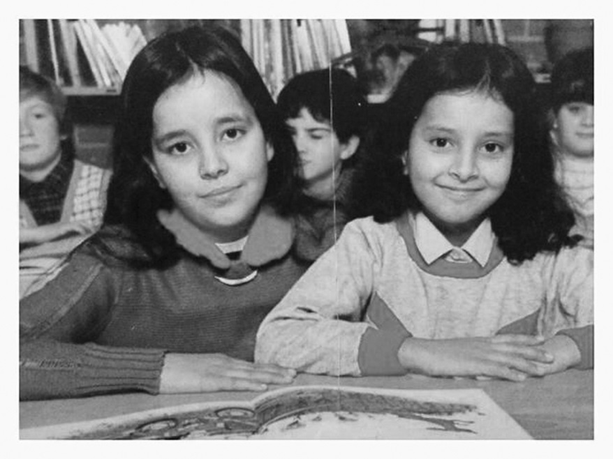 "La jolie fille à côté, cheveux longs et air rêveur, c'est ma soeur Fatiha. La photo date de 1984-85, soit... il y a 30 ans (gloups). A l'école primaire "le Pigeonnier", à Amiens. Mes parents n'étaient ni très photographes ni très archivistes. Avec celle-là, je ne dois avoir en tout et pour tout que deux autres photos d'avant l'âge de 15 ans..."