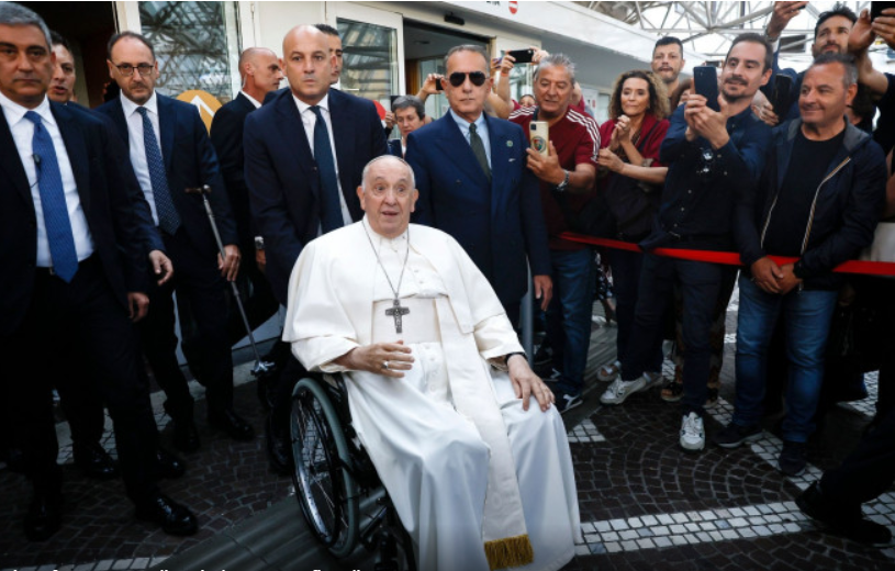 Papa Francisc a fost externat la nouă zile după operația pe care a