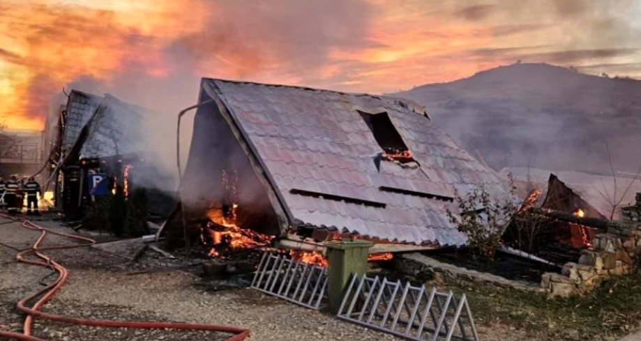 Cr Ciun De Co Mar Incendiu Uria La O Pensiune Din Prahova Un Copil