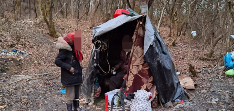 Imagini de groază O familie cu doi copii găsită în pădure locuind