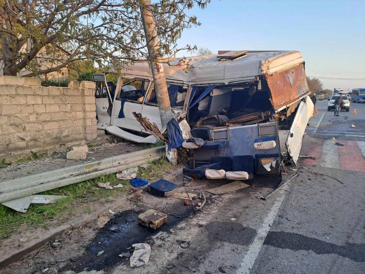 Accident Teribil Un Camion A Lovit Frontal Un Microbuz Cu Pasageri 16