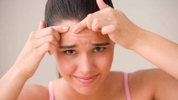 După naștere, acnee și erupții pe față: cauze de acnee pe bărbie și tratament