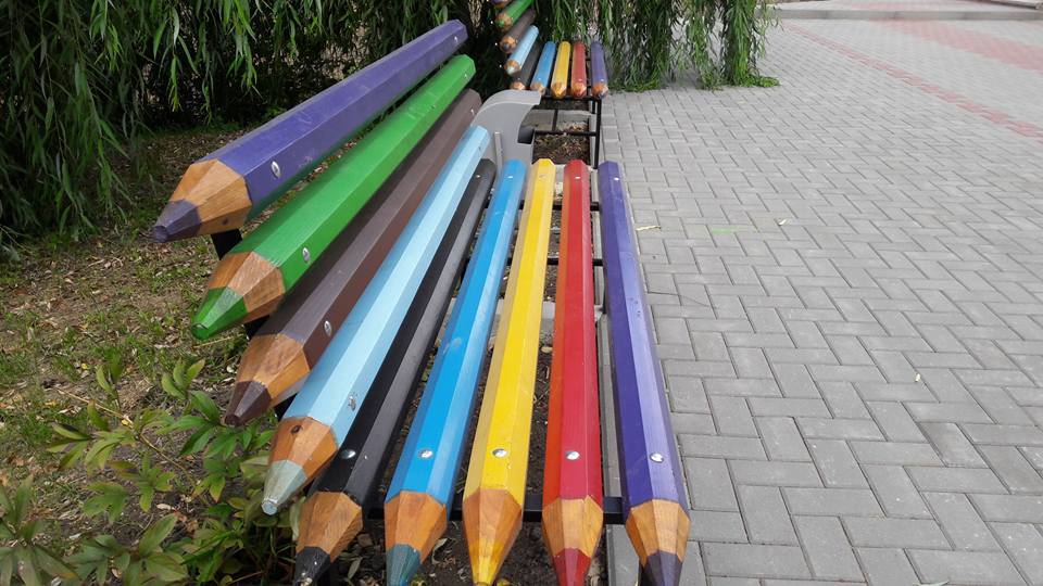 ask Horizontal Religious În Ialoveni au fost instalate bănci din creioane colorate | Unica.md