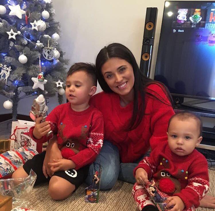 Antonia Intr O Poză Emoționantă De Crăciun Alături De Copiii Săi