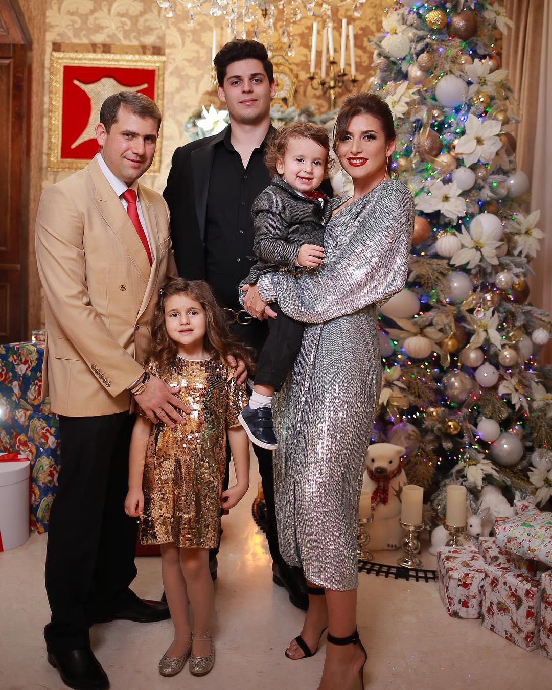 Jasmin Shor, într-o ședință foto de Crăciun, alături de copii și soț |  Unica.md