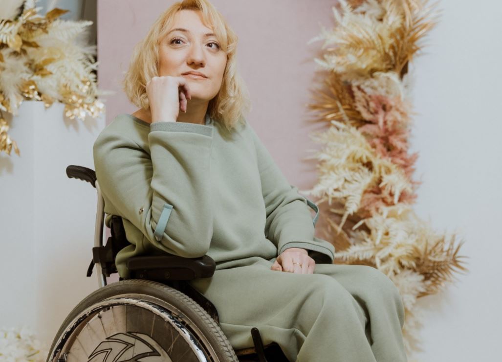 Designerii moldoveni au lansat câteva colecții de haine adaptate persoanelor cu dizabilități