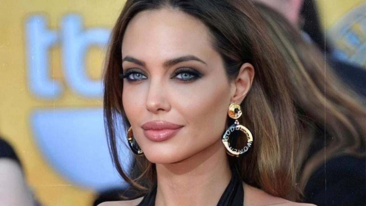 ANGELINA JOLIE: Diện đồ đơn giản nhưng ít ai ngờ Angelina Jolie đã chi gần  500 triệu đồng cho trang phục trong chuyến đi Paris vừa qua